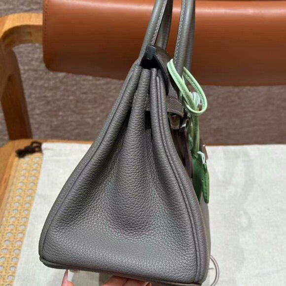 Classic Hermes Bag: A Stylish and Versatile Choice for Elegance - Picture 5 of 6